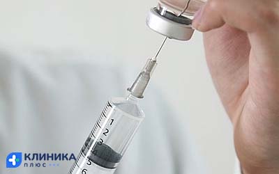 Врач набирает лекарство в укол